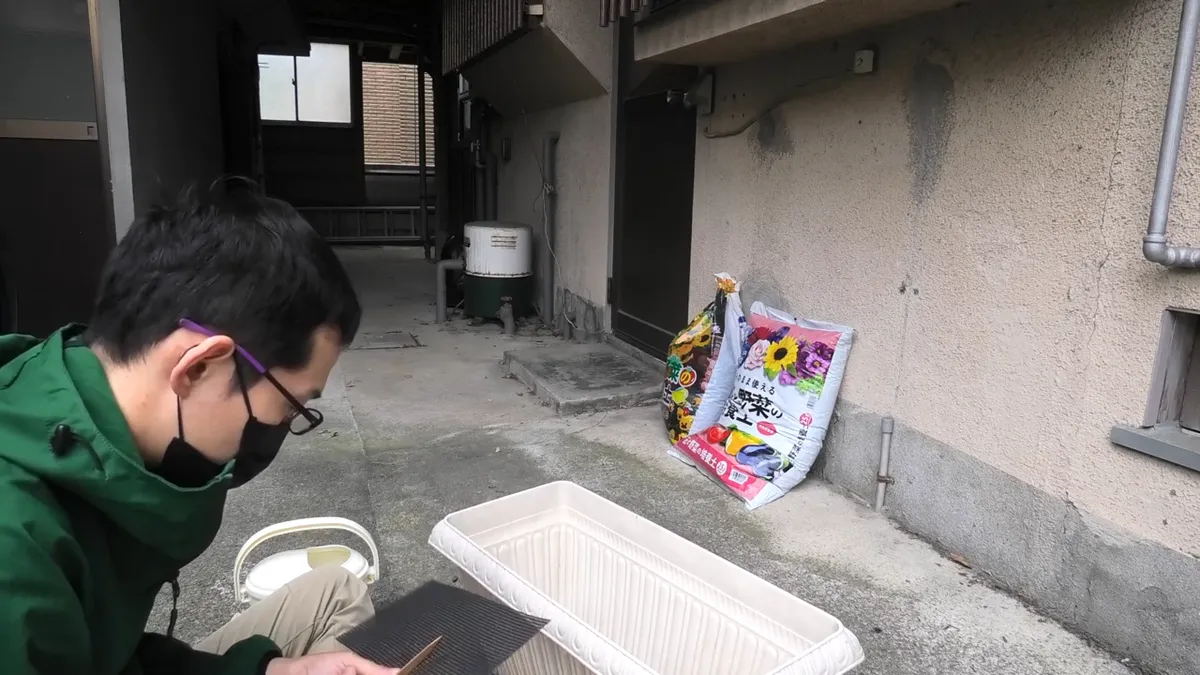 鉢底ネットをカットしている様子