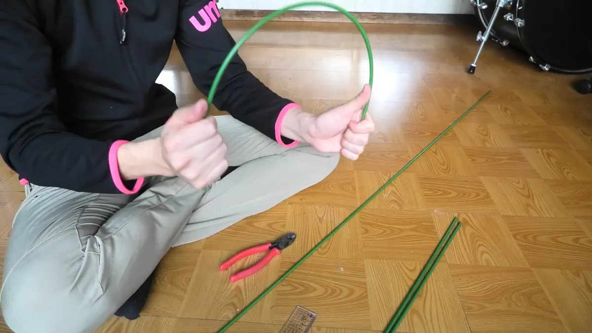 100円ショップの支柱を折り曲げている様子